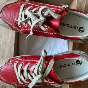 Remonte by Reiker zip with laces.